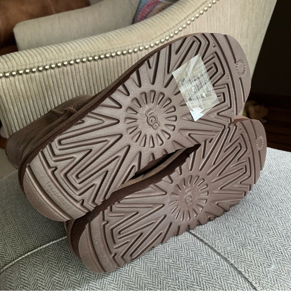 UGG Classic Short Leather - Picture 5 of 6